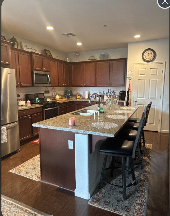 Full kitchen with island seating